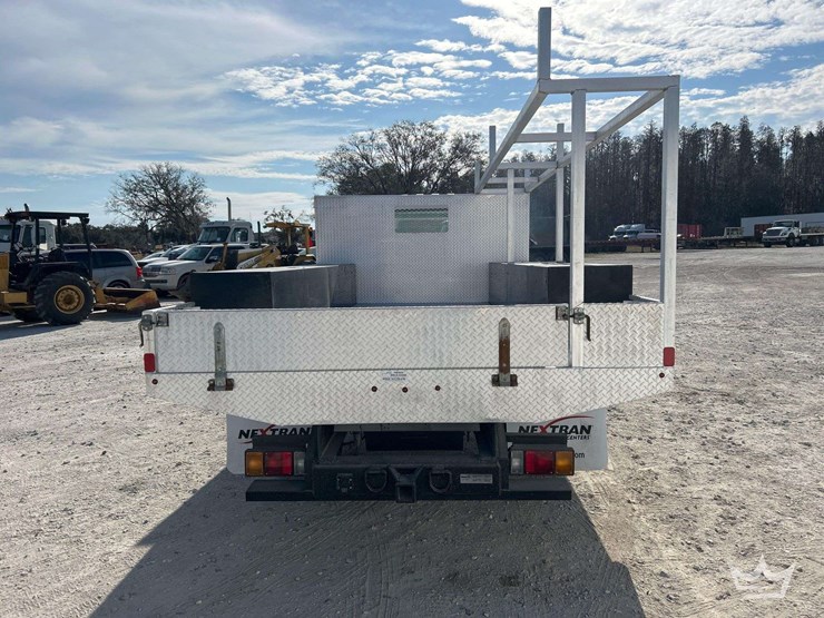 2017-isuzu-nrr-image-25