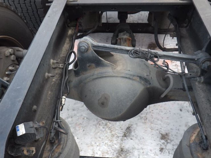 2023-volvo-vnl-300-image-10