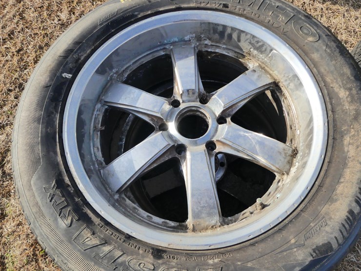 four-275/55-r20-wheels-image-3