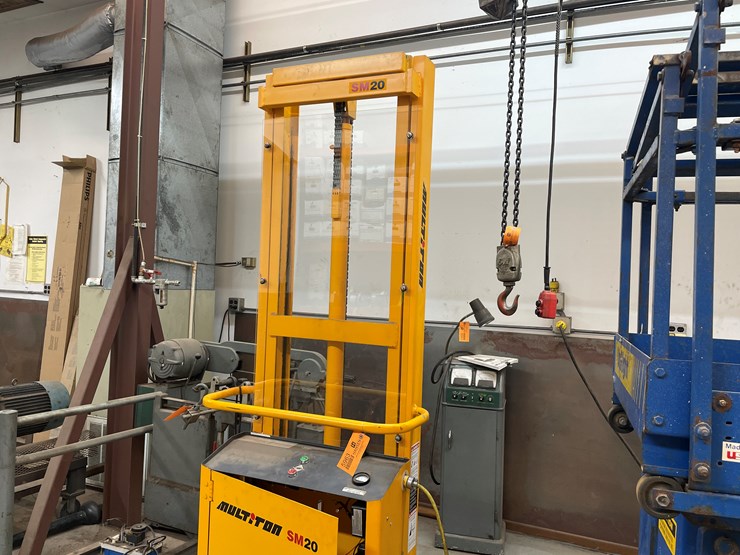 #4009-•-multiton-battery-operated-fork-lift-image-12