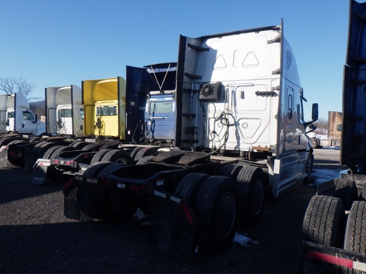 2019-freightliner-cascadia-126-image-9