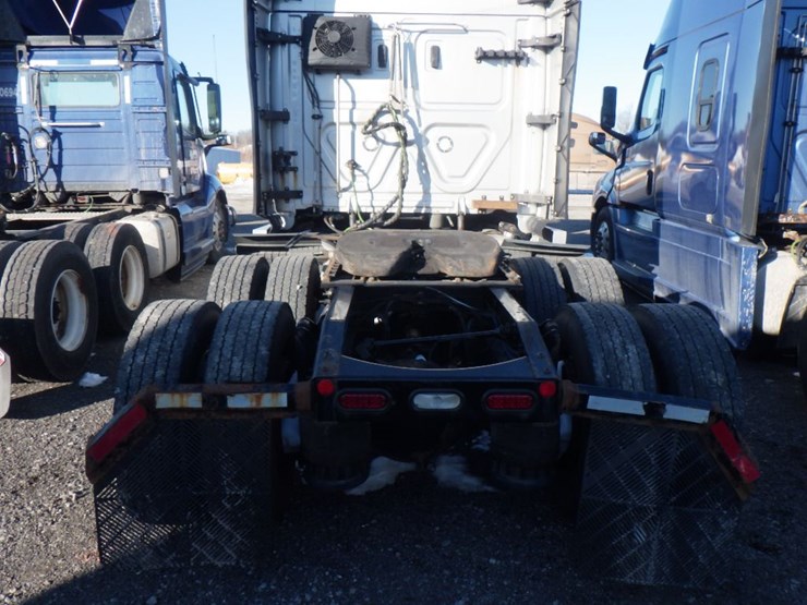 2019-freightliner-cascadia-126-image-10