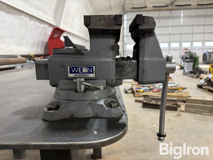 8'-welding-table-w/reversible-vice-image-8