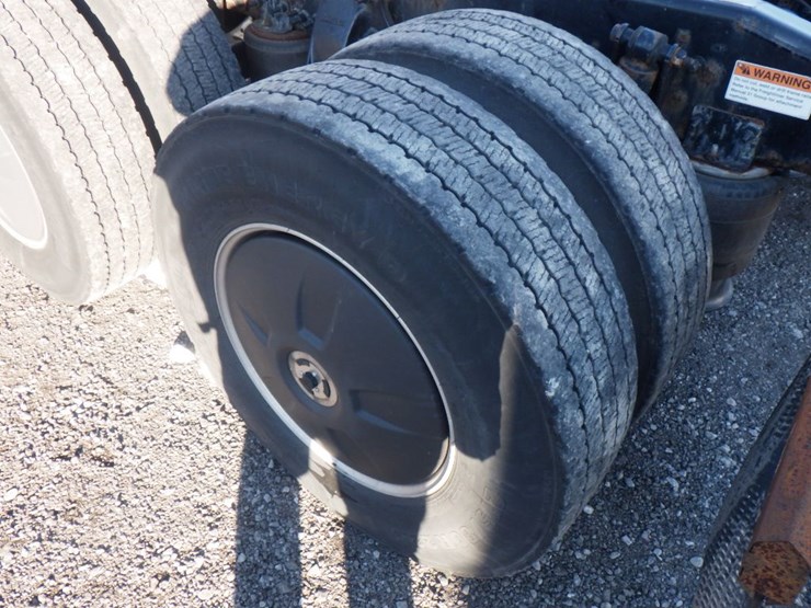 2019-freightliner-cascadia-126-image-14