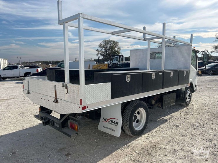 2017-isuzu-nrr-image-3