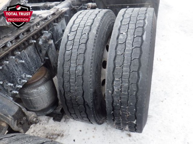 2022-volvo-vnl-300-image-9