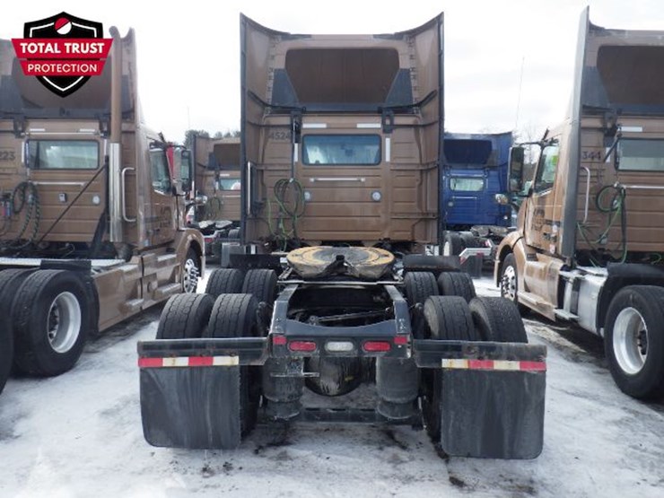 2022-volvo-vnl-300-image-12