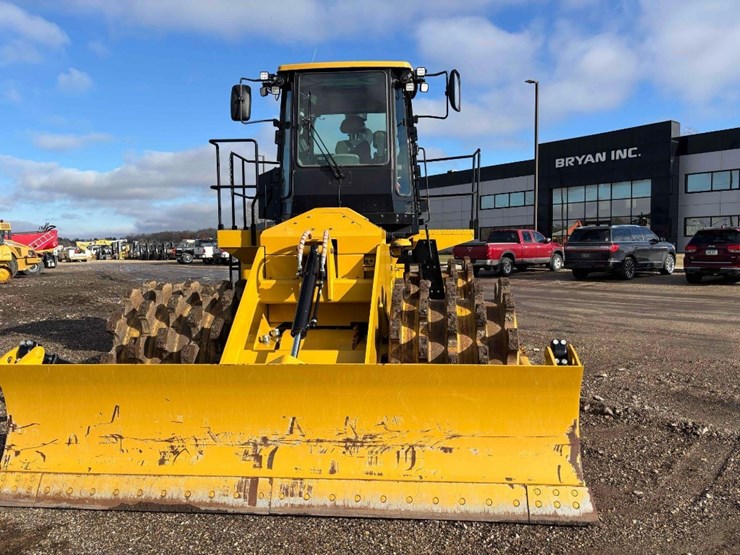 2023-caterpillar-815-image-5