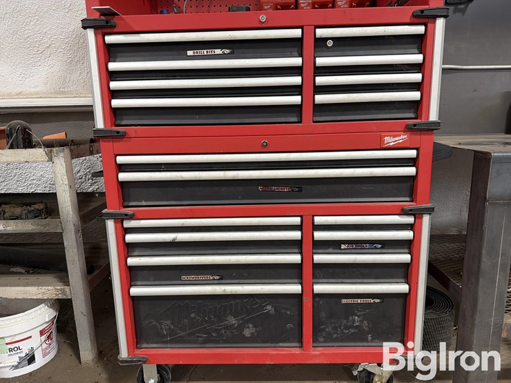 milwaukee-41"-high-capacity-steel-toolbox-image-7