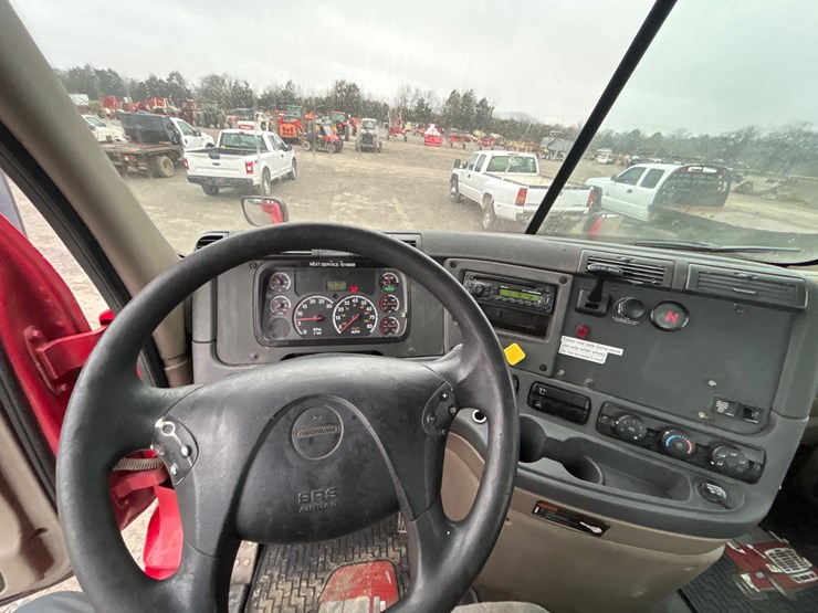 2013-freightliner-cascadia-113-image-14