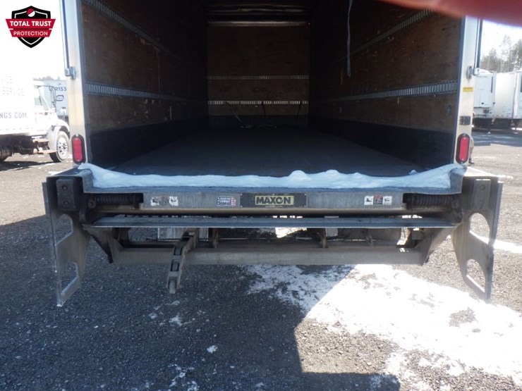 2019-freightliner-m2-106-image-8