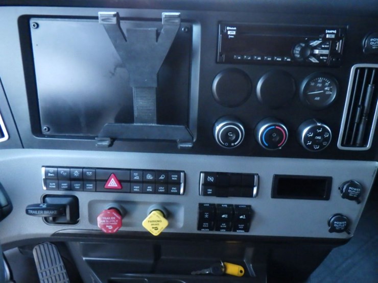2019-freightliner-cascadia-126-image-18