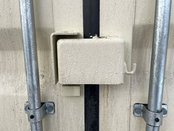 #204-•-20'-shipping-container-image-4