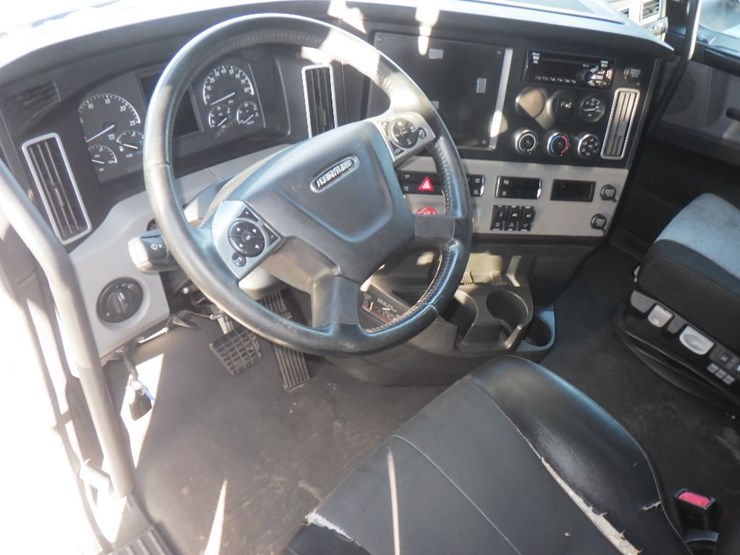 2019-freightliner-cascadia-126-image-20