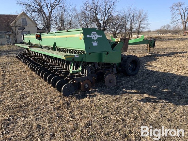 great-2n-3010-30'-2-section-folding-pull-type-no-till-drill-image-5