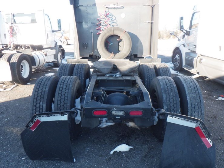 2019-peterbilt-579-image-10