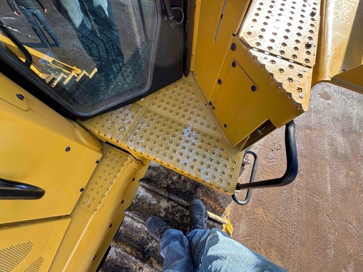 2020-caterpillar-d8t-image-29