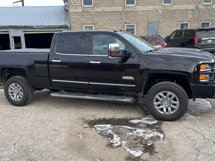 #4000-•-2019-chevy-silverado-high-country-pickup-(has-wi-title)-image-4