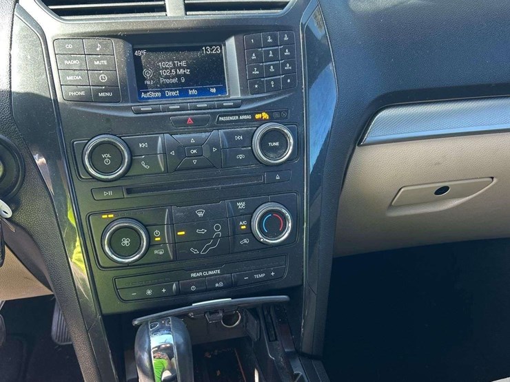 2016-ford-explorer-image-15