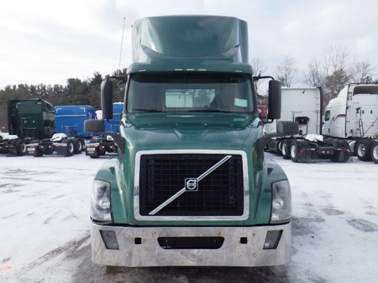 2016-volvo-vnl-300-image-2