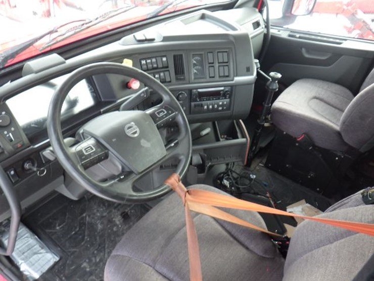 2023-volvo-vnl-300-image-14