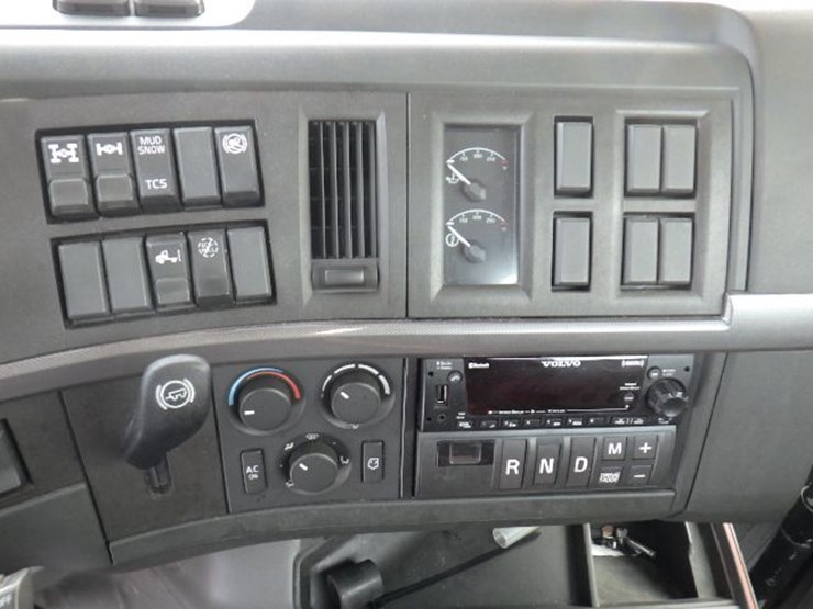 2023-volvo-vnl-300-image-16