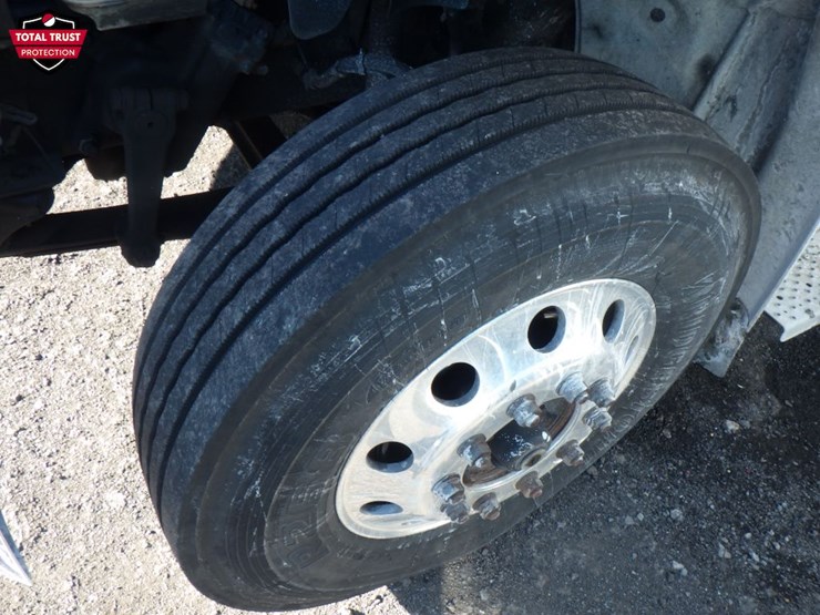 2019-freightliner-m2-106-image-16