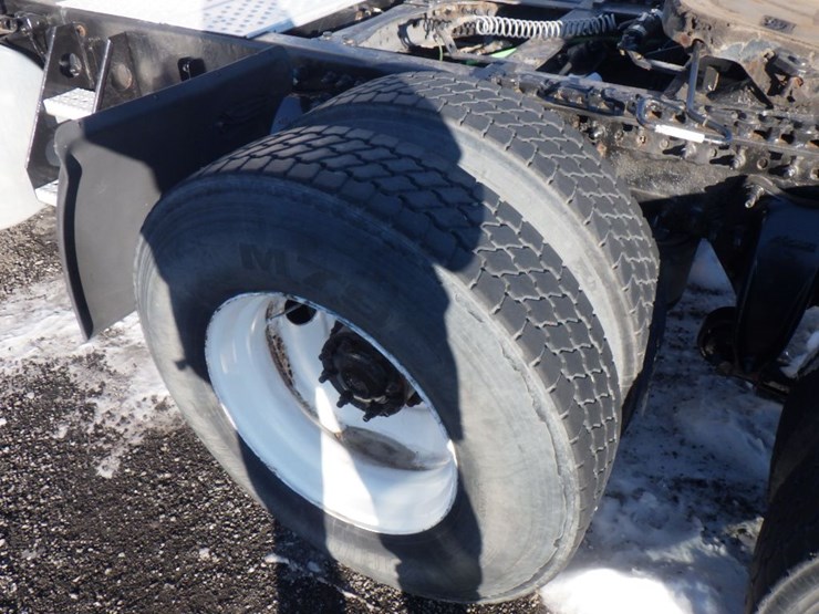 2018-freightliner-cascadia-126-image-12