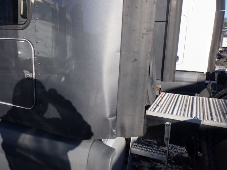 2019-peterbilt-579-image-17