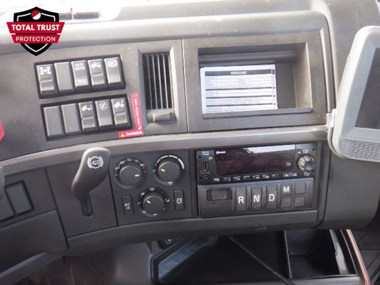 2023-volvo-vnl-300-image-18