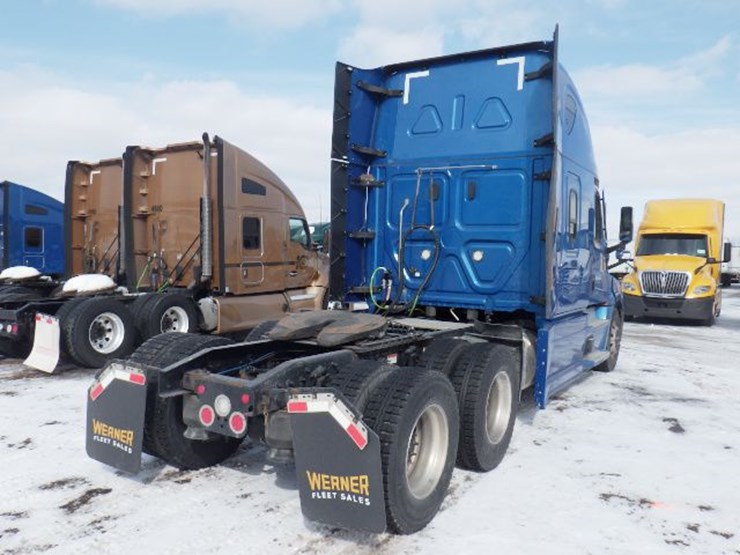 2022-freightliner-cascadia-126-image-10