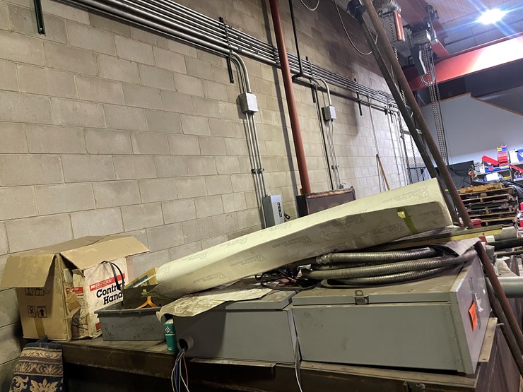 #7009-•-contents-on-top-of-oven-image-2