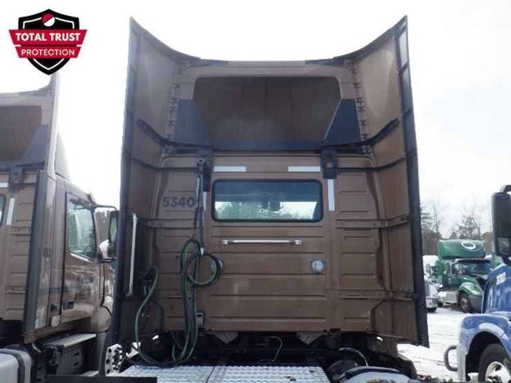 2023-volvo-vnl-300-image-12