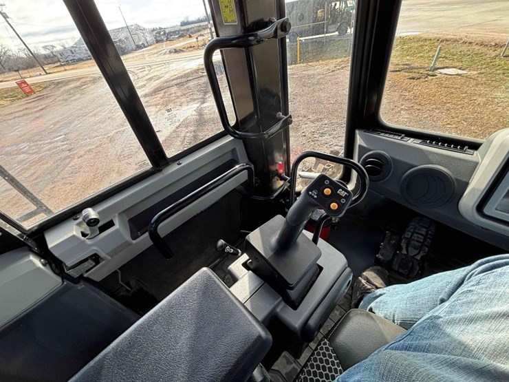 2023-caterpillar-815-image-41