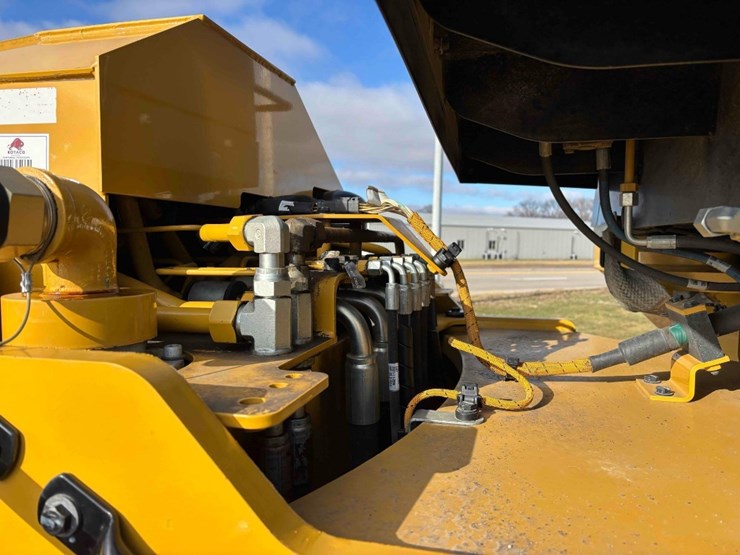 2023-caterpillar-815-image-11