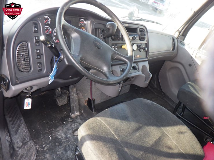 2019-freightliner-m2-106-image-9