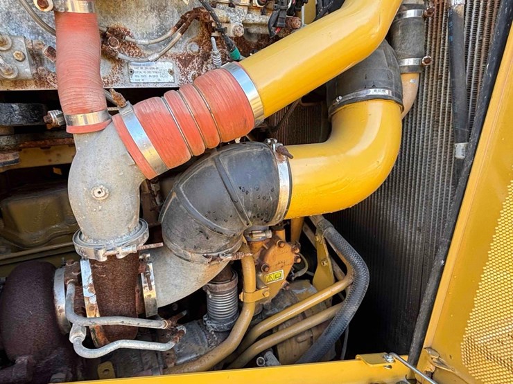 2019-caterpillar-d8t-image-32