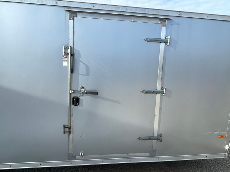 #4004-•-2016-enclosed-24'-rc-trailer-(has-wi-title)-image-12