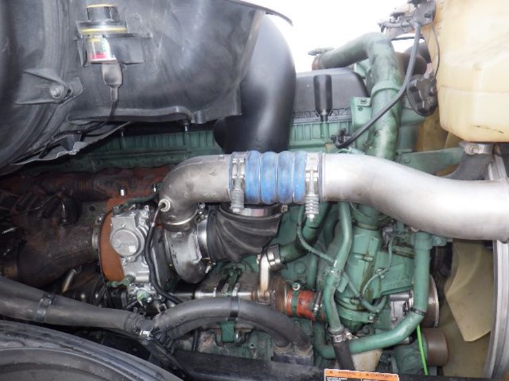 2023-volvo-vnl-300-image-22