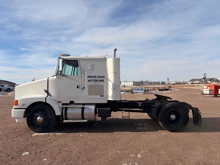 1994-volvo-truck-tractor-image-7