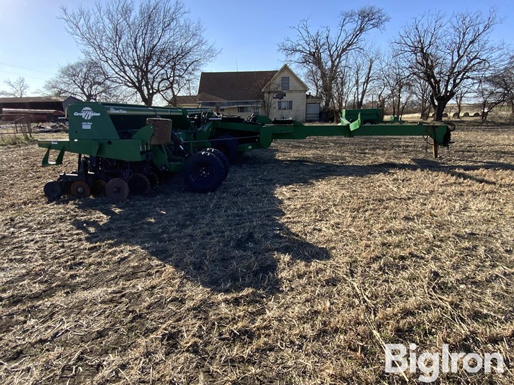 great-2n-3010-30'-2-section-folding-pull-type-no-till-drill-image-4