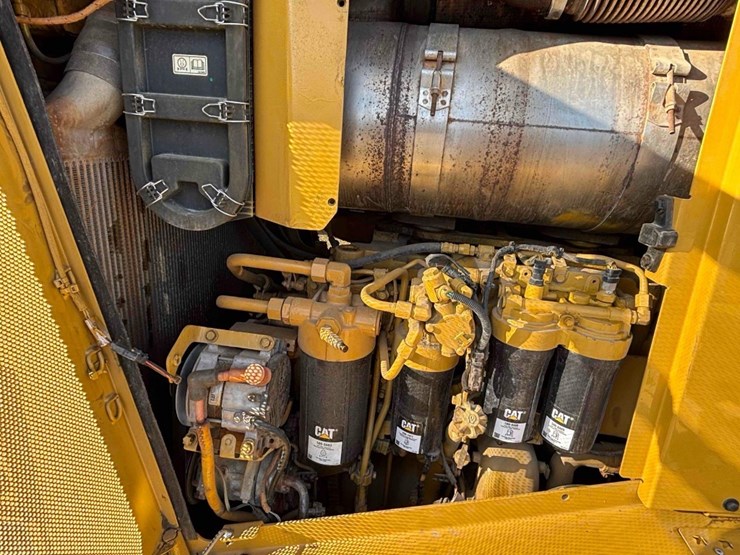 2019-caterpillar-d8t-image-33