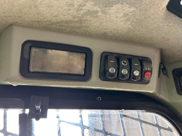 2016-caterpillar-246d-image-23