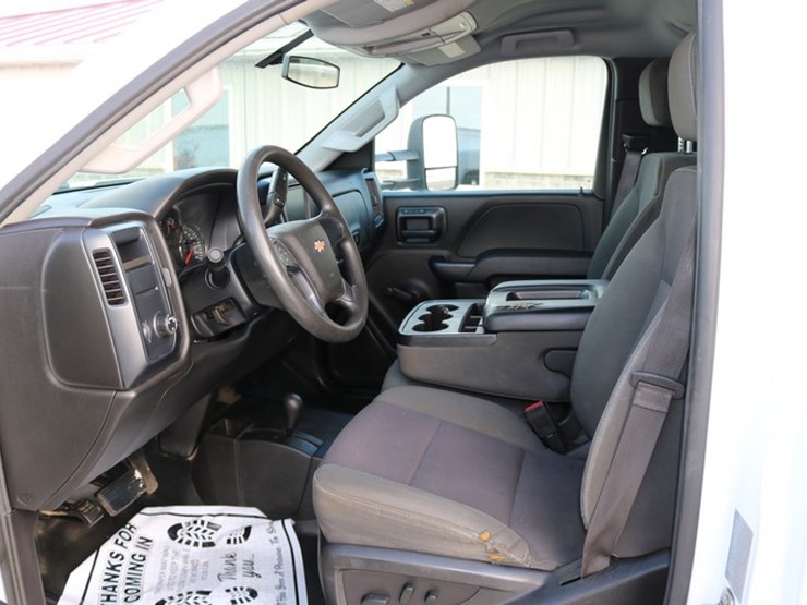 2016-chevrolet-3500-image-9