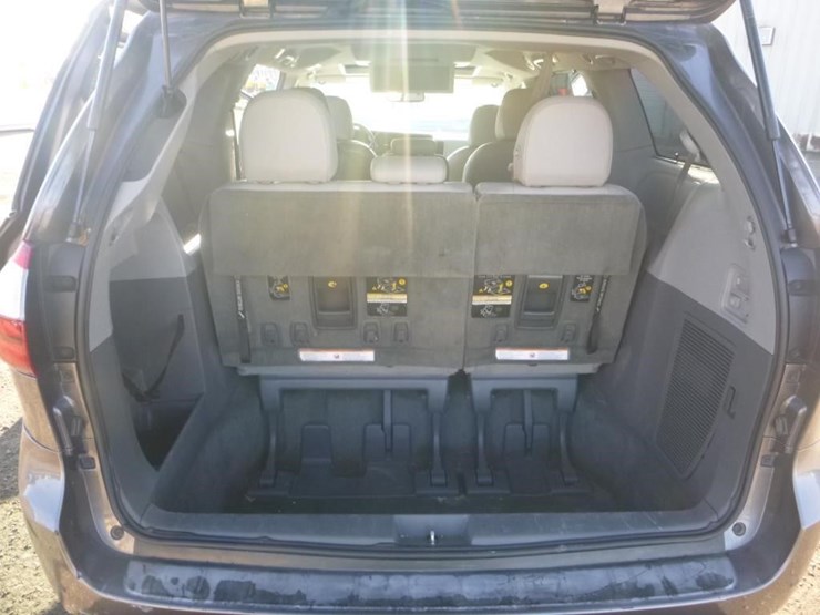 2015-toyota-sienna-image-9