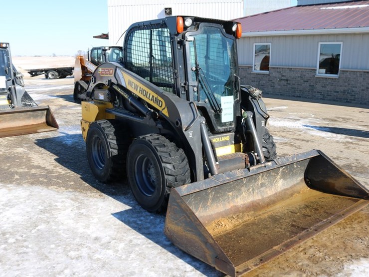 2015-new-holland-l220-image-8