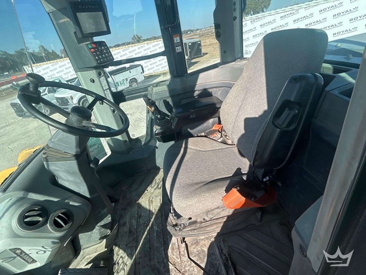 2020-john-deere-624l-articulated-wheel-loader-image-11