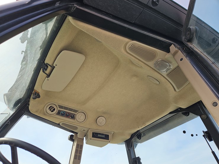 2022-john-deere-6135e-image-12