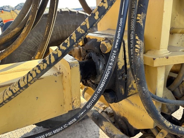 2005-caterpillar-143h-image-24