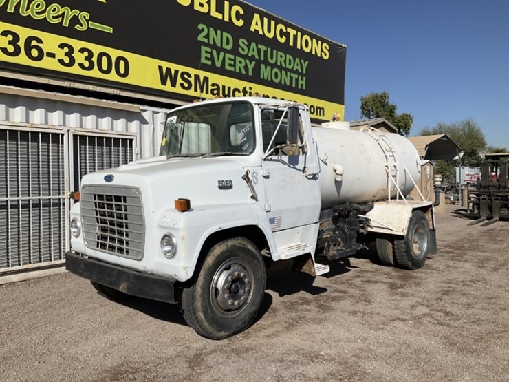 1975-ford-700-image-2